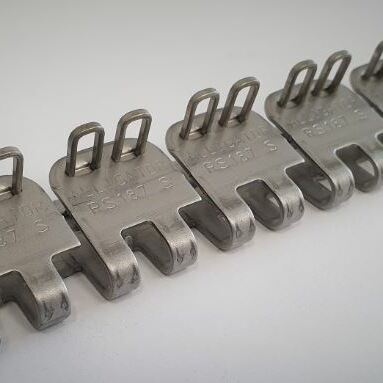 Crea puntos de apoyo para la correa transportadora, distribuyendo su peso de manera uniforme y ayudando a que se desplace con menos esfuerzo. Esto reduce la fricción entre la correa y las superficies de contacto, lo que mejora la eficiencia energética.